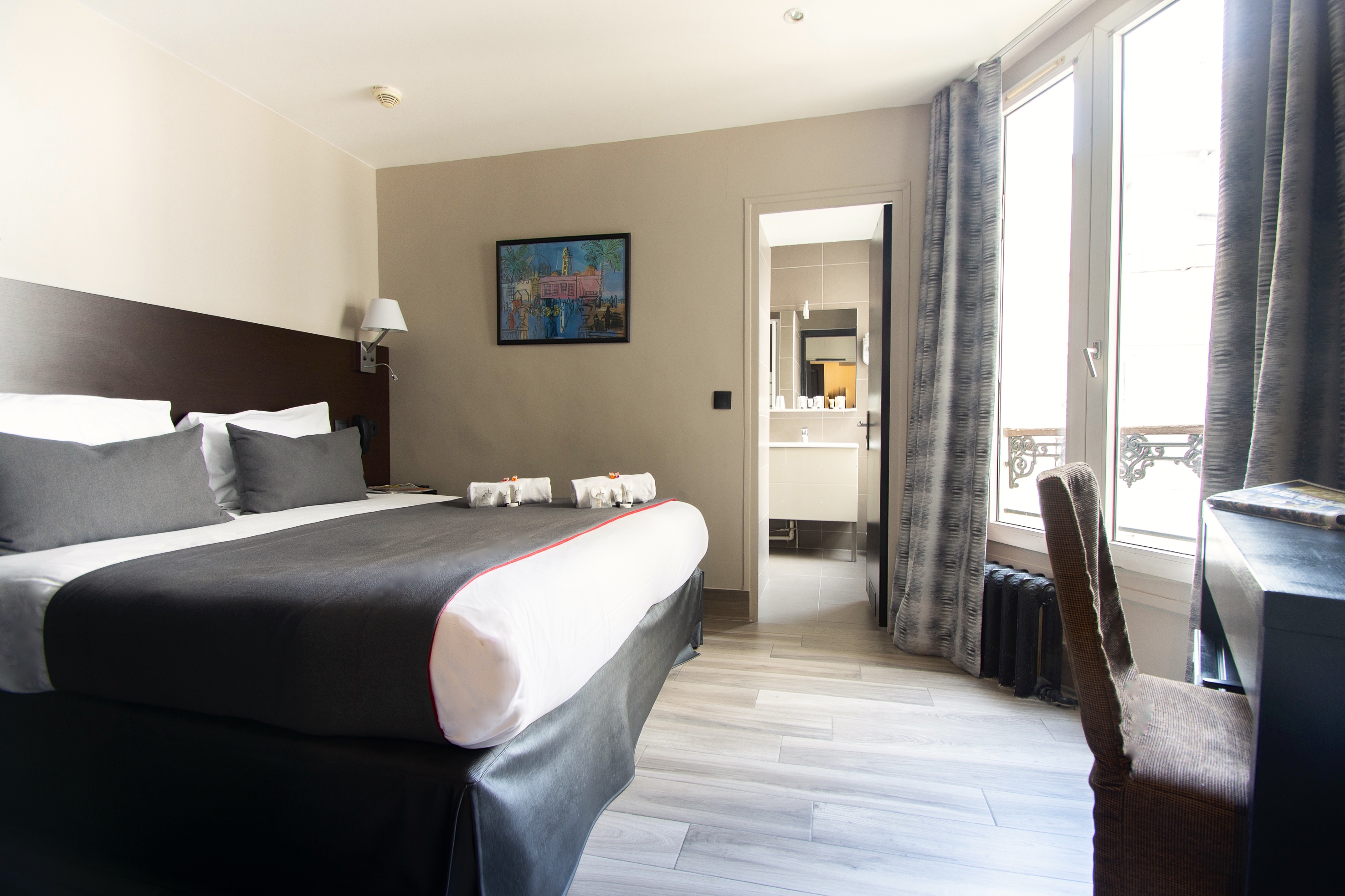 Chambre lumineuse avec lit double et bureau