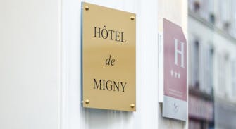 Plaque dorée indiquant Hôtel de Migny.