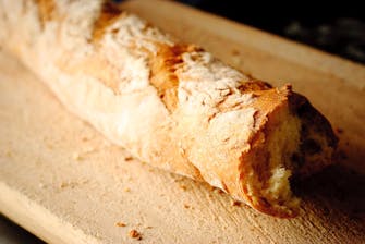 Baguette fraîche servie au petit-déjeuner de l'Hôtel Migny
