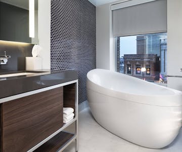 Hotel with Soaking Tub in Guestrooms