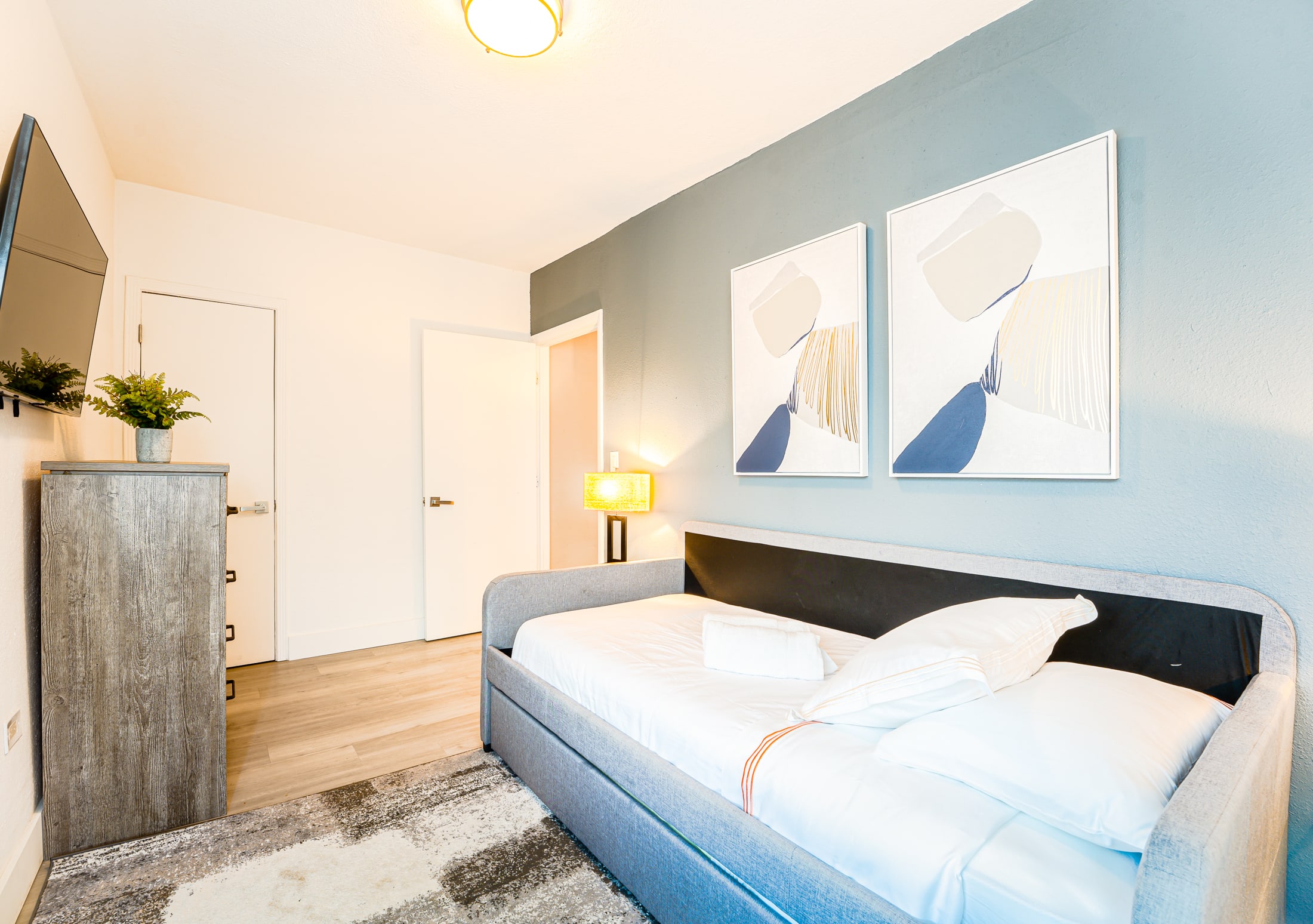 2 bedroom One queen bed two twin beds