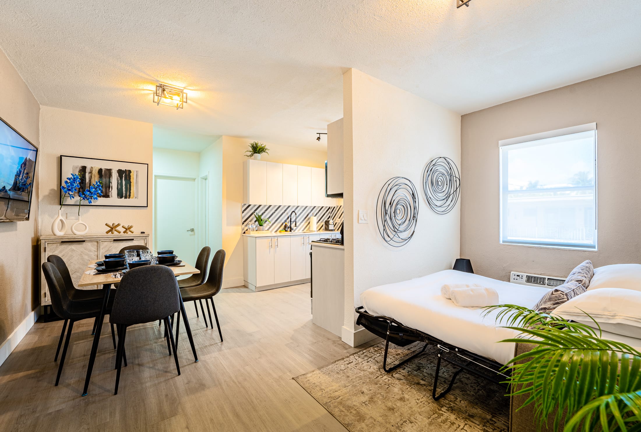 2 bedroom One queen bed two twin beds