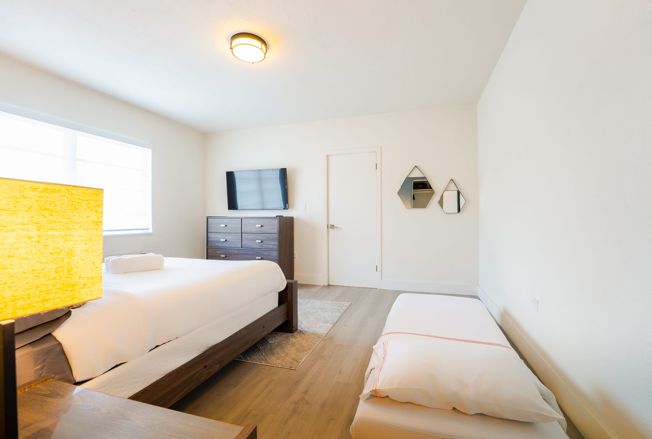 2 bedroom One queen bed two twin beds