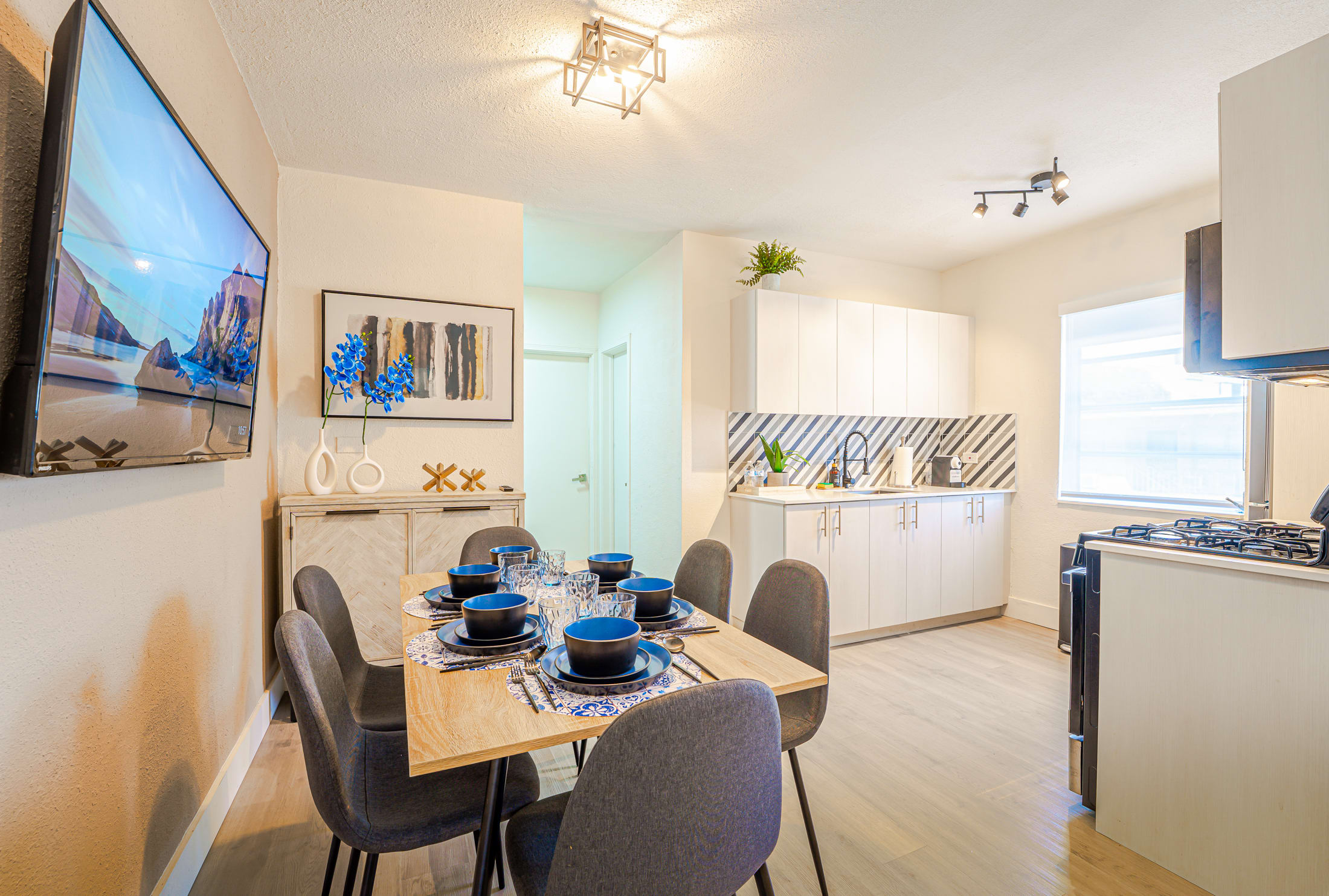 2 bedroom One queen bed two twin beds