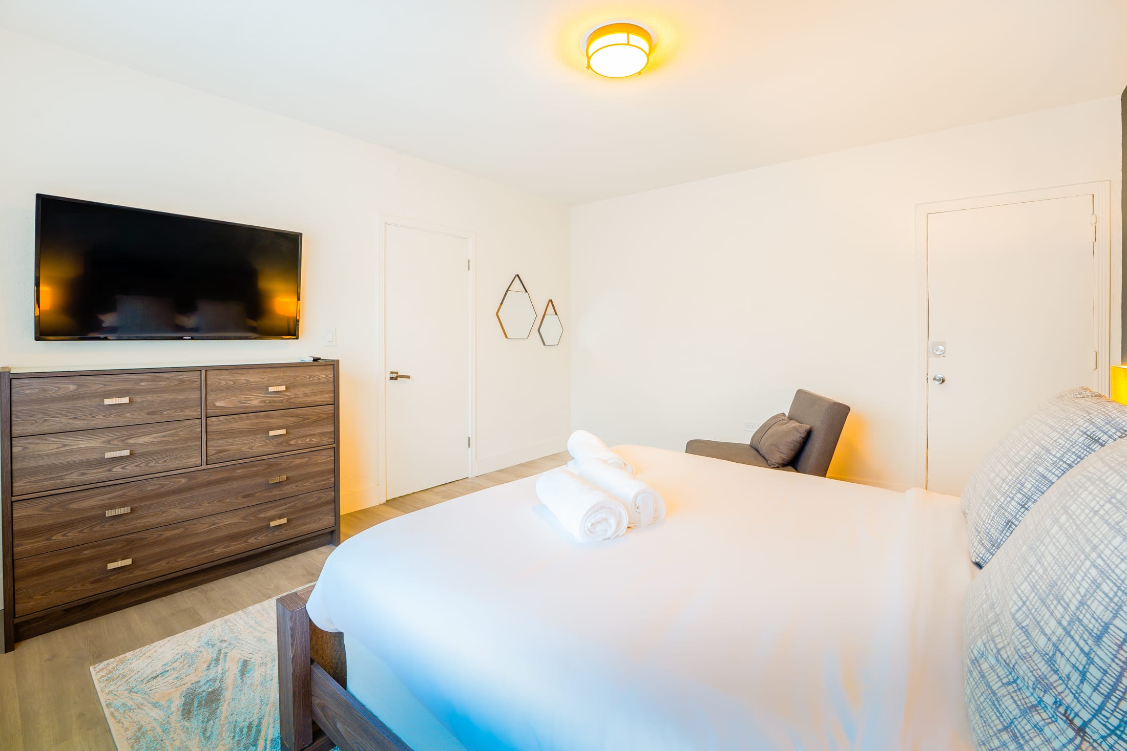 2 bedroom One queen bed two twin beds