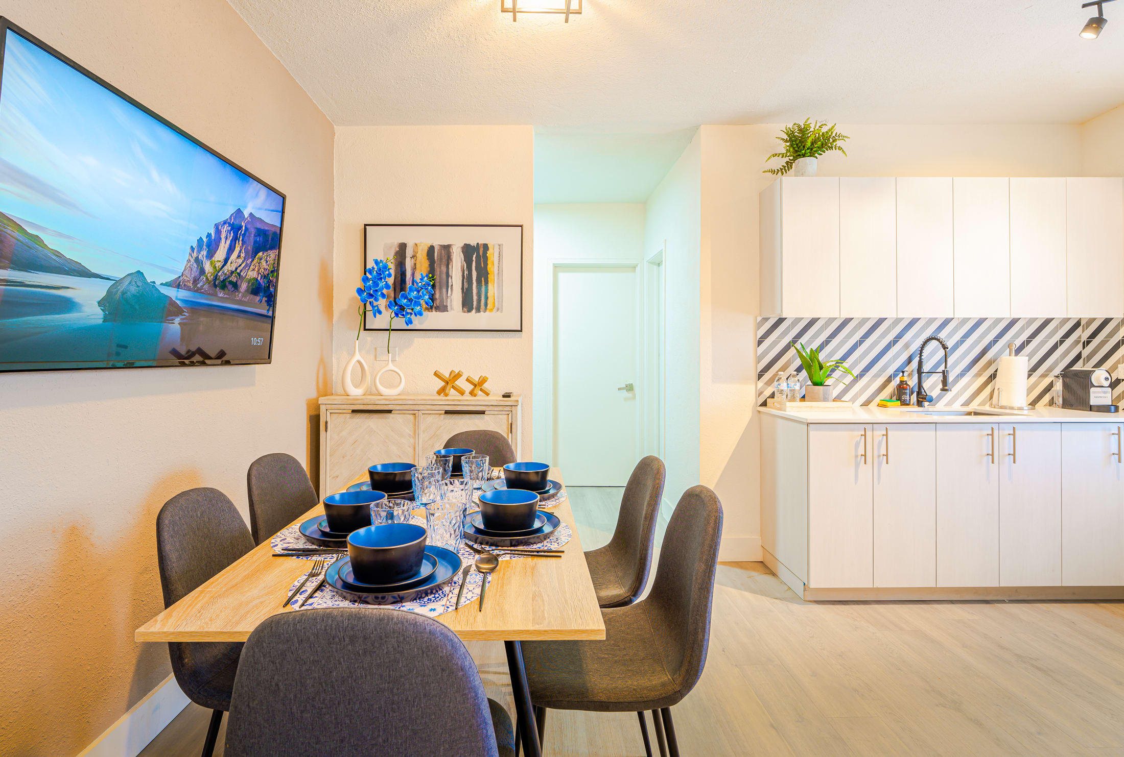 2 bedroom One queen bed two twin beds