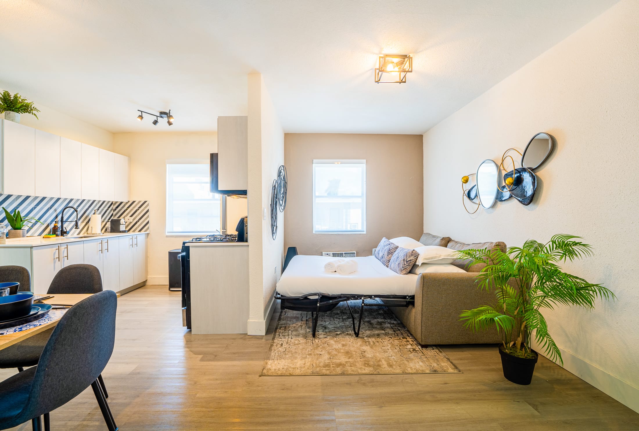 2 bedroom One queen bed two twin beds
