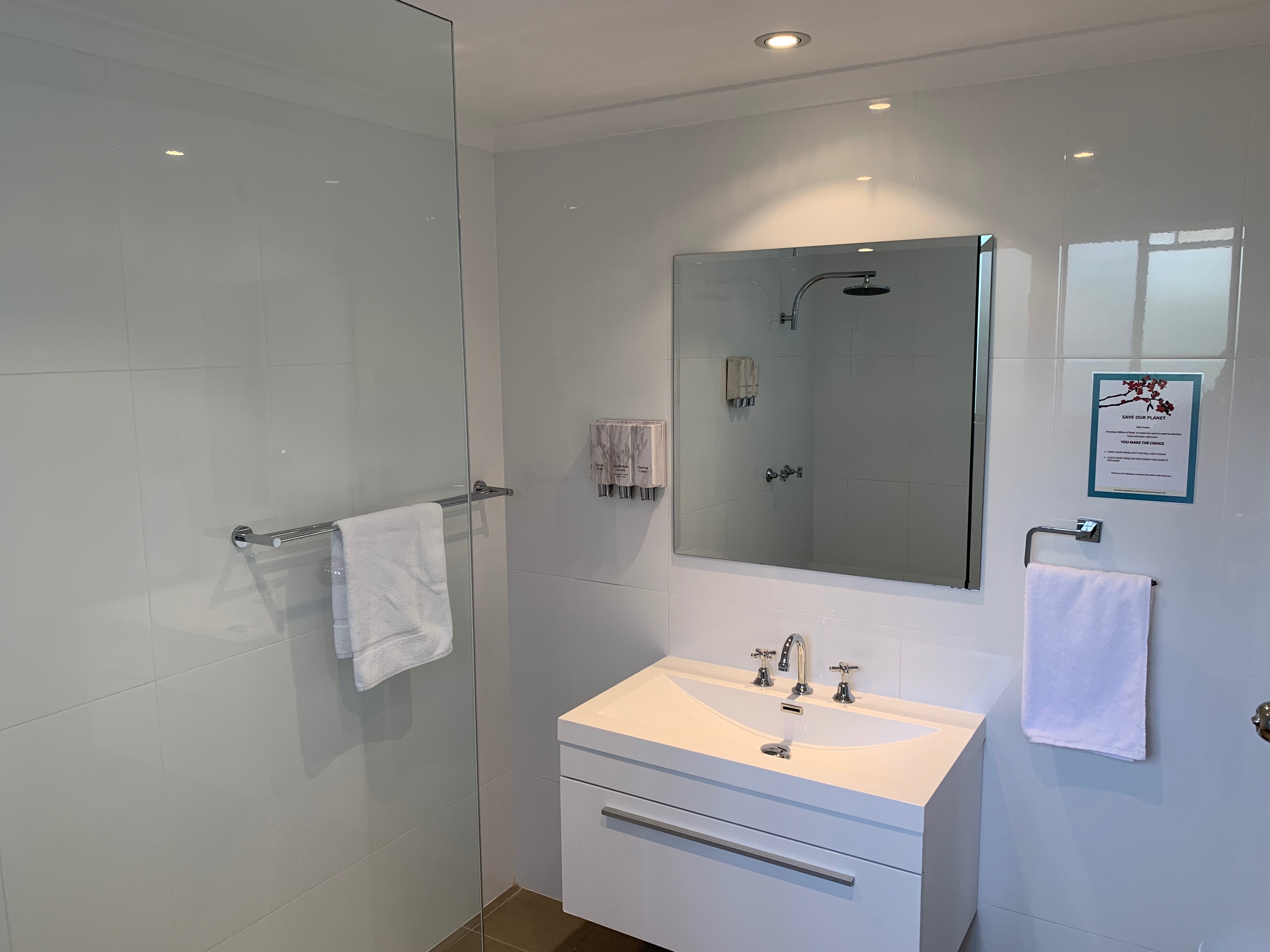 Superior King Room Bathroom