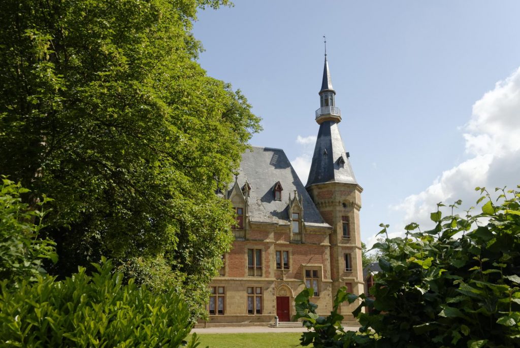 Vue d'ensemble du domaine historique Château de Petit-Bois Cosne-d'Allier, monument emblématique du bocage bourbonnais