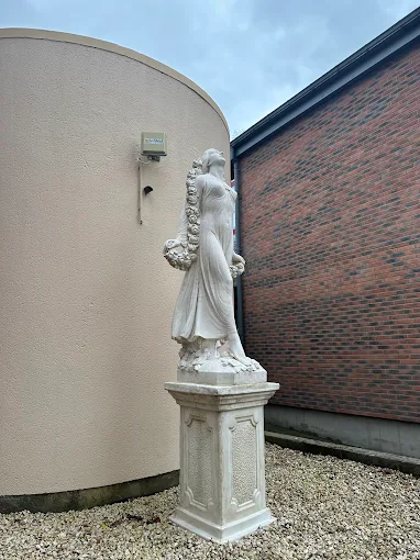 Statue classique en pierre taillée Domaine de Petit-Bois Cosne-d'Allier, sculpture ornementale dans jardin d'agrément