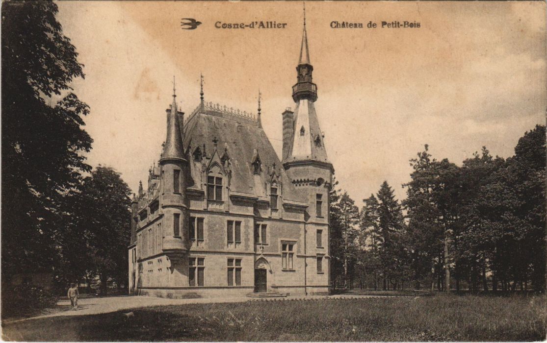 Façade historique en pierres anciennes Château de Petit-Bois Cosne-d'Allier, monument du patrimoine bourbonnais Allier