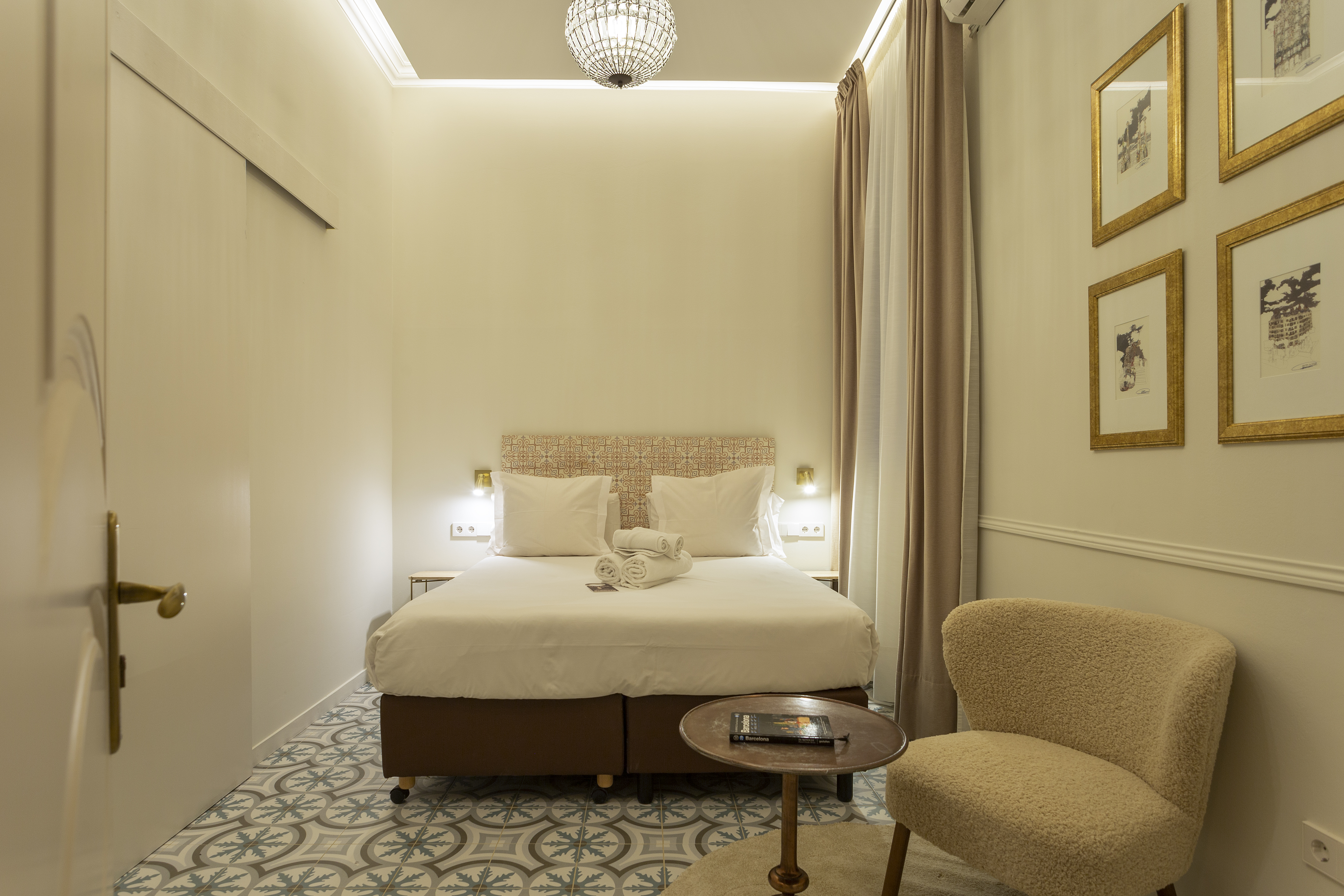 DOUBLE ROOM STANDARD | Mihlton Barcelona Boutique B&B - Adults Only