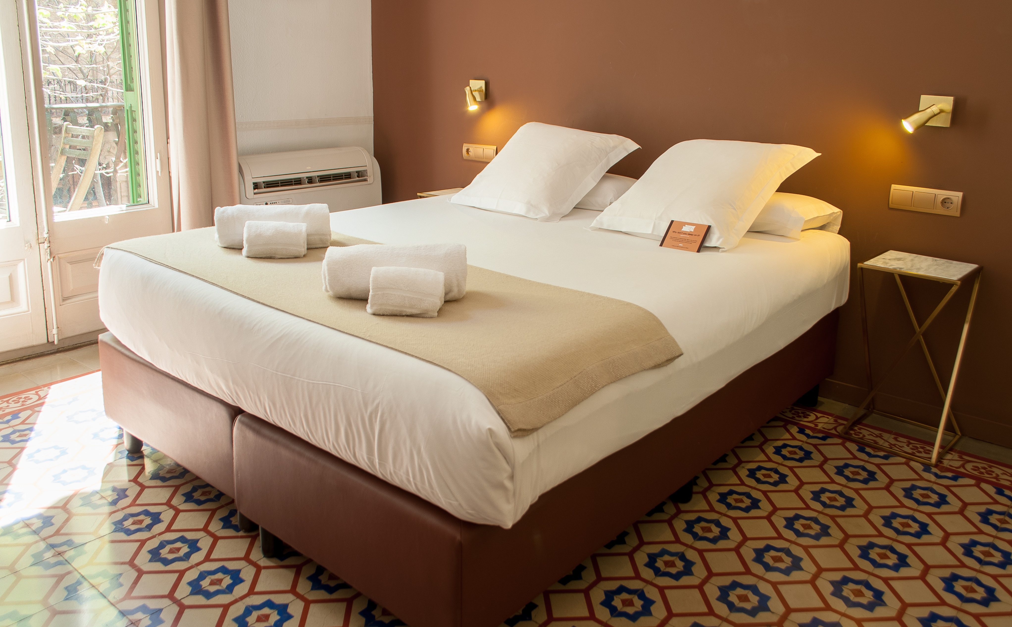 DOUBLE STANDARD ROOM WITH BALCONY | Mihlton Barcelona Boutique B&B