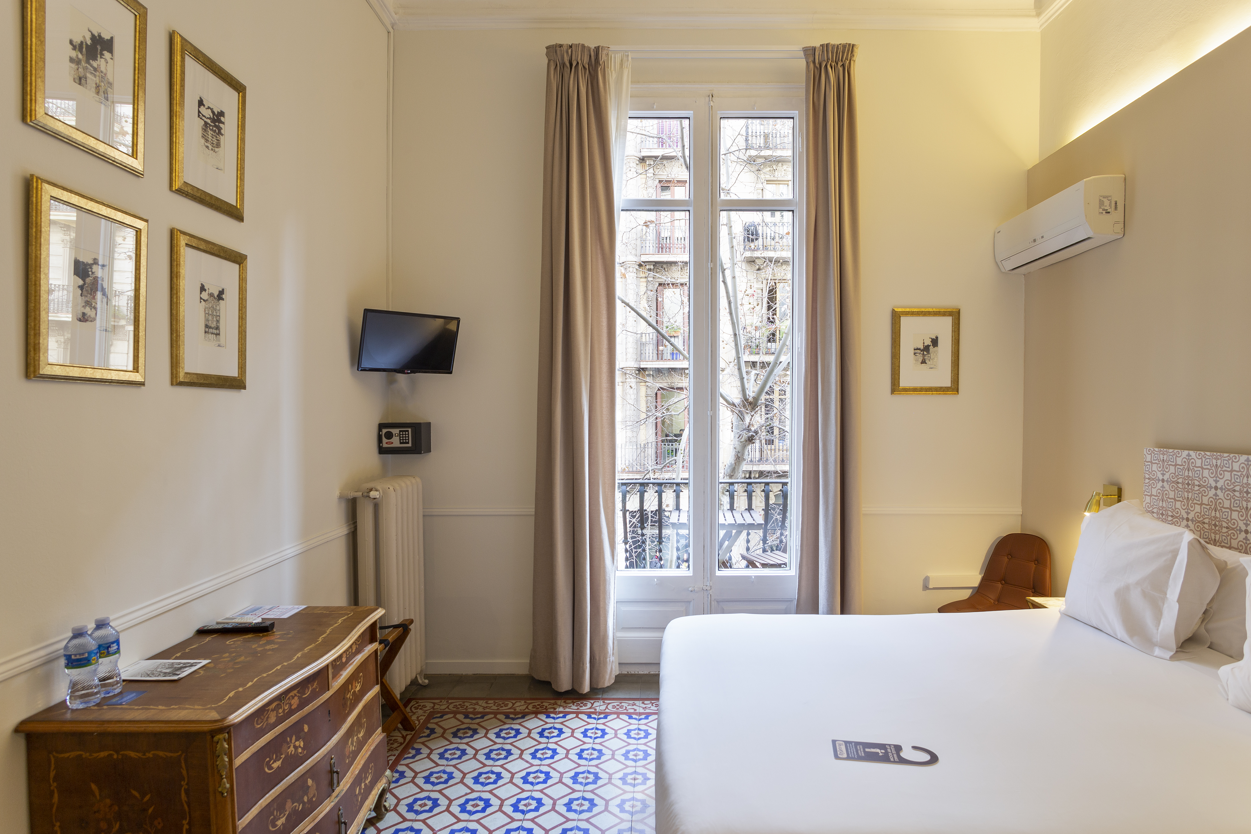 DOUBLE STANDARD ROOM WITH BALCONY | Mihlton Barcelona Boutique B&B ...