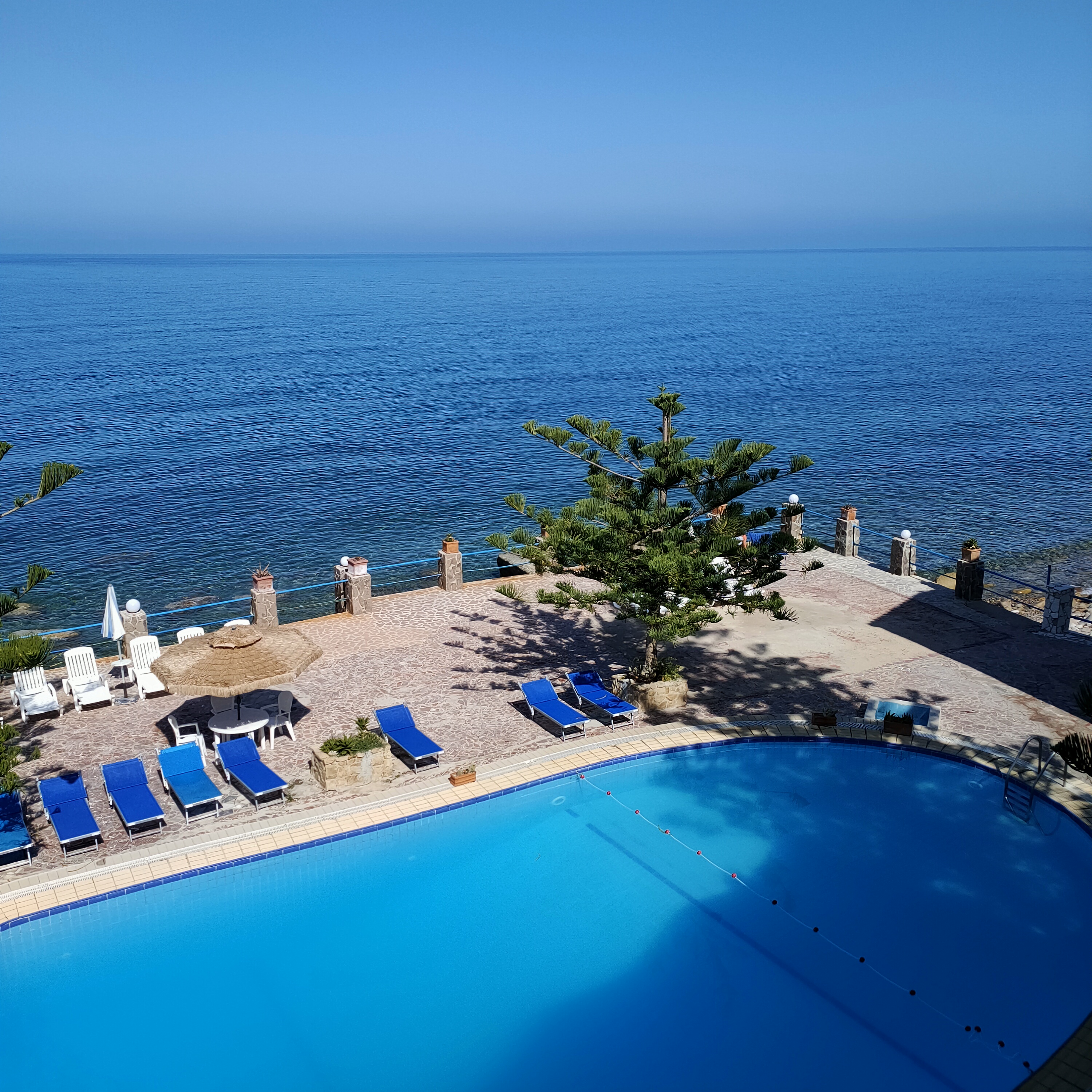 Spiaggia a zero metri dall'Hotel , attrezzata di sdraio e ombrelloni, piscina con acqua di mare
