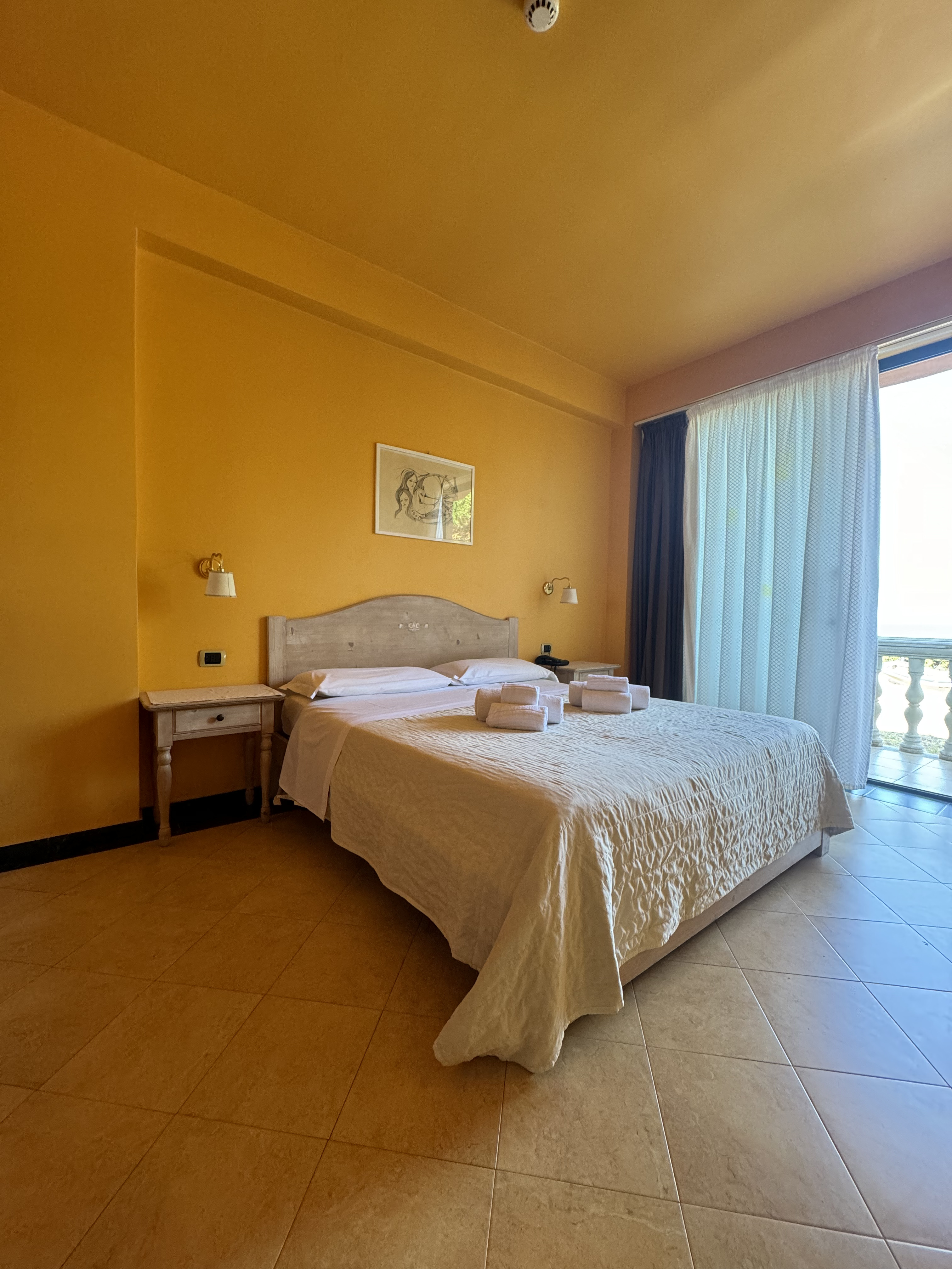 Camera Matrimoniale con balcone e vista mare