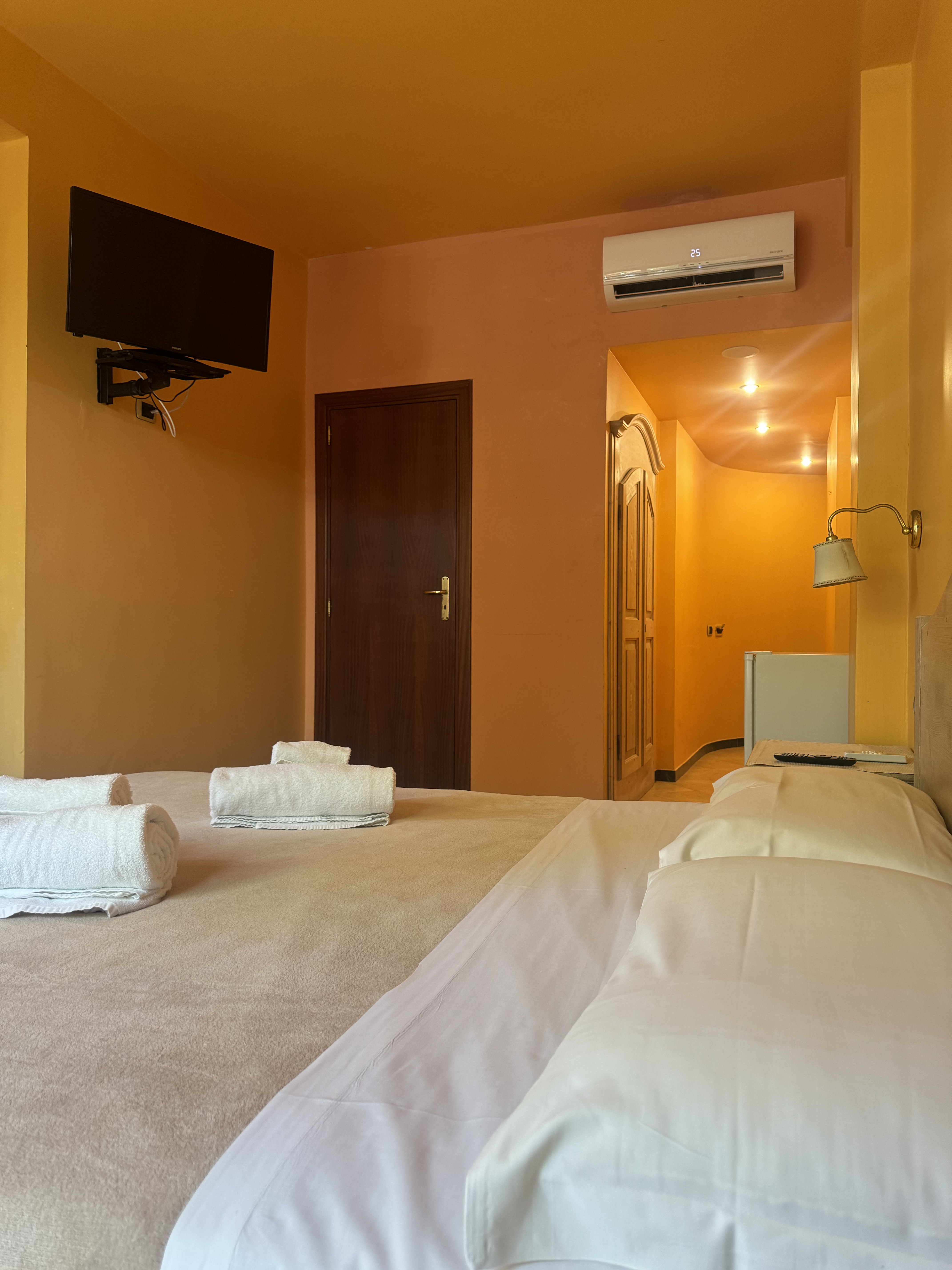 Camera Matrimoniale, aria condizionata, TV , mini frigo