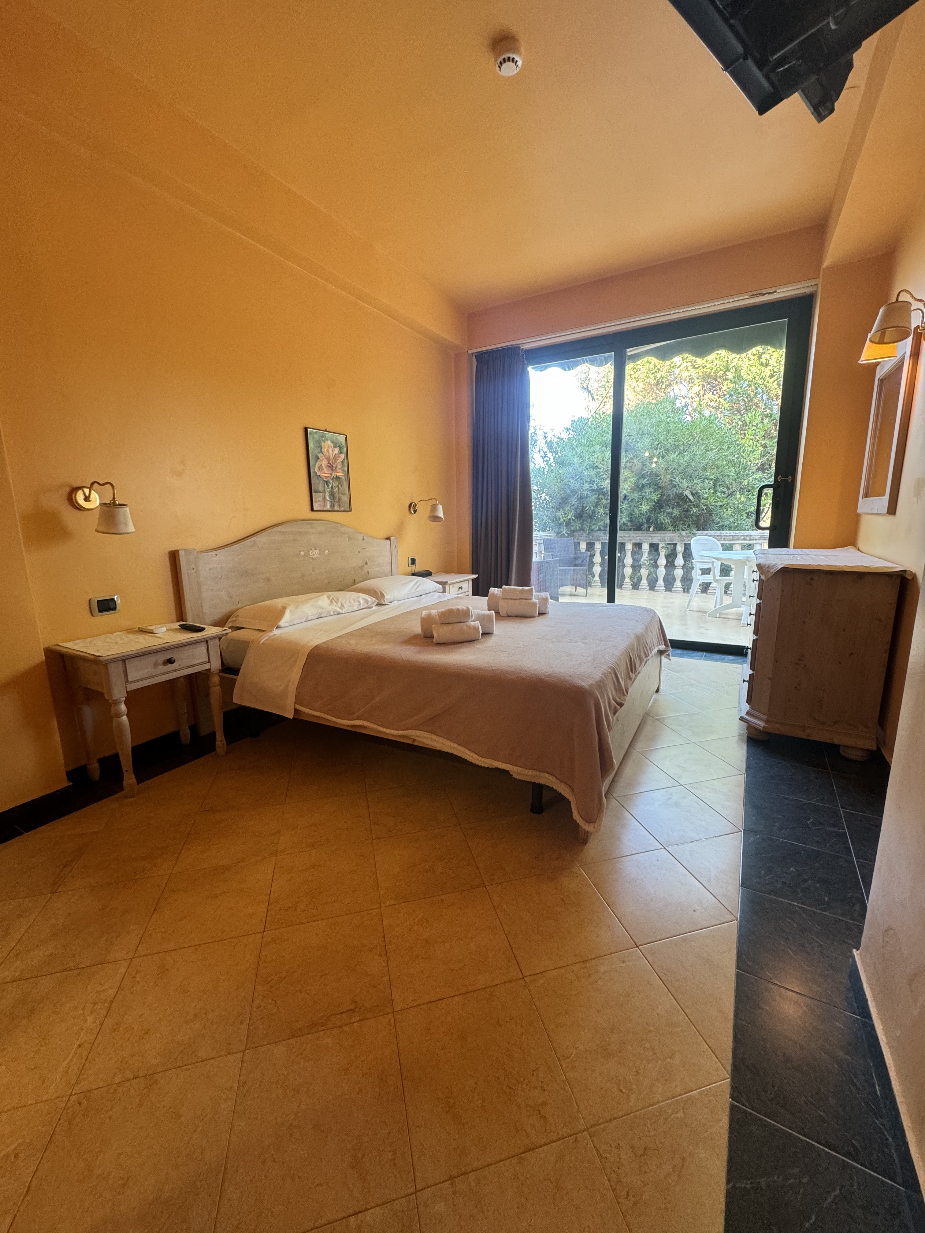 Camera Familiare con Terrazzo e vista mare ,accesso indipendente