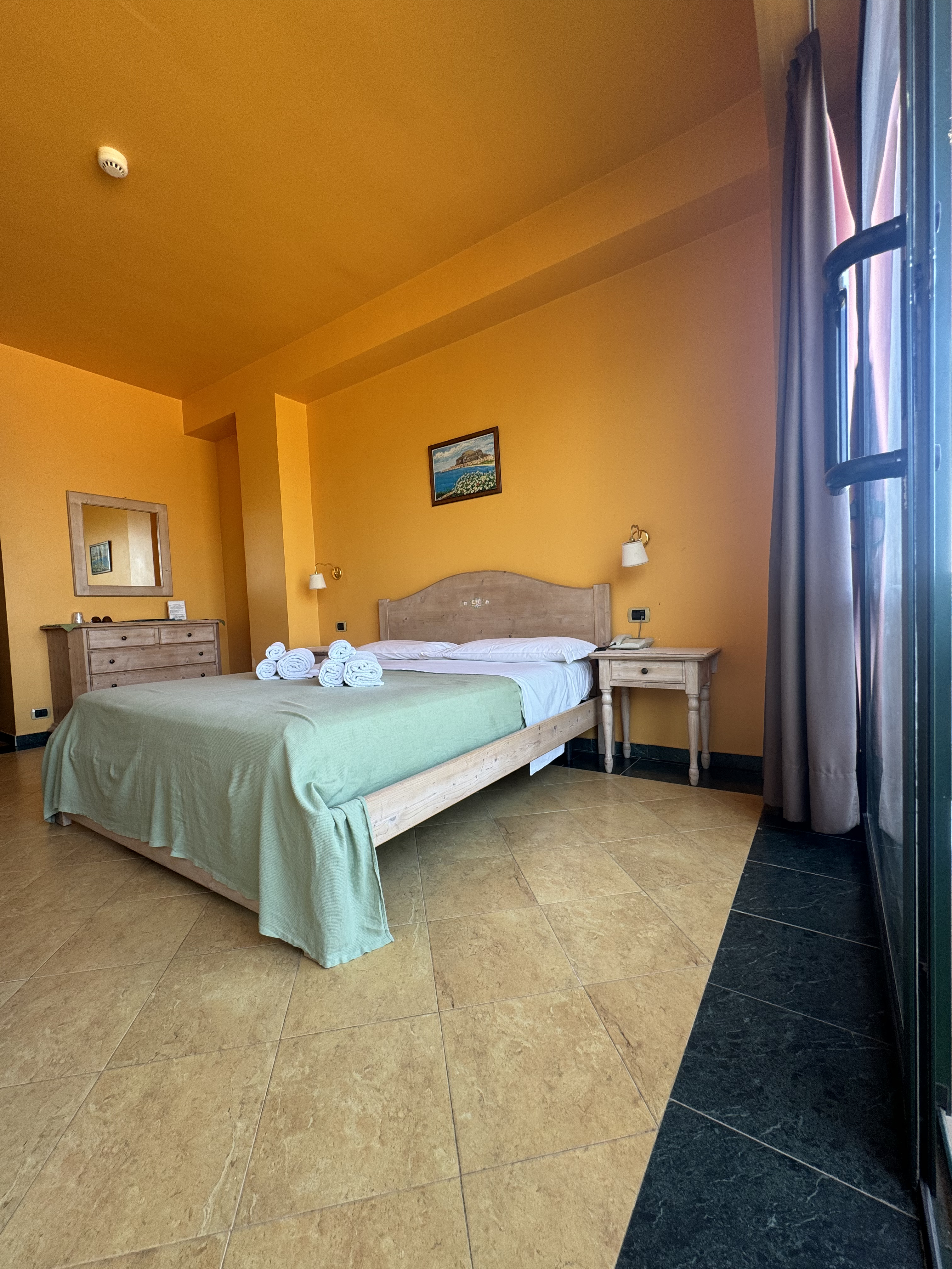 Camera Matrimoniale, aria condizionata, TV , mini frigo