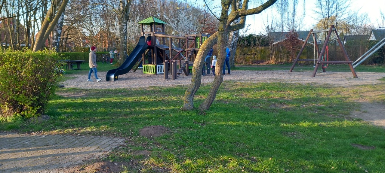 Spielplatz gegenüber der Pension