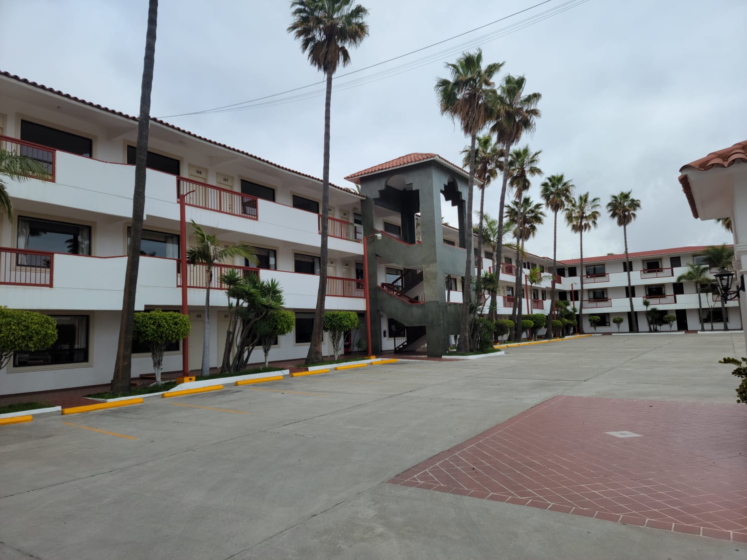 VISTA ESTACIONAMIENTO FRENTE AHBITACIONES