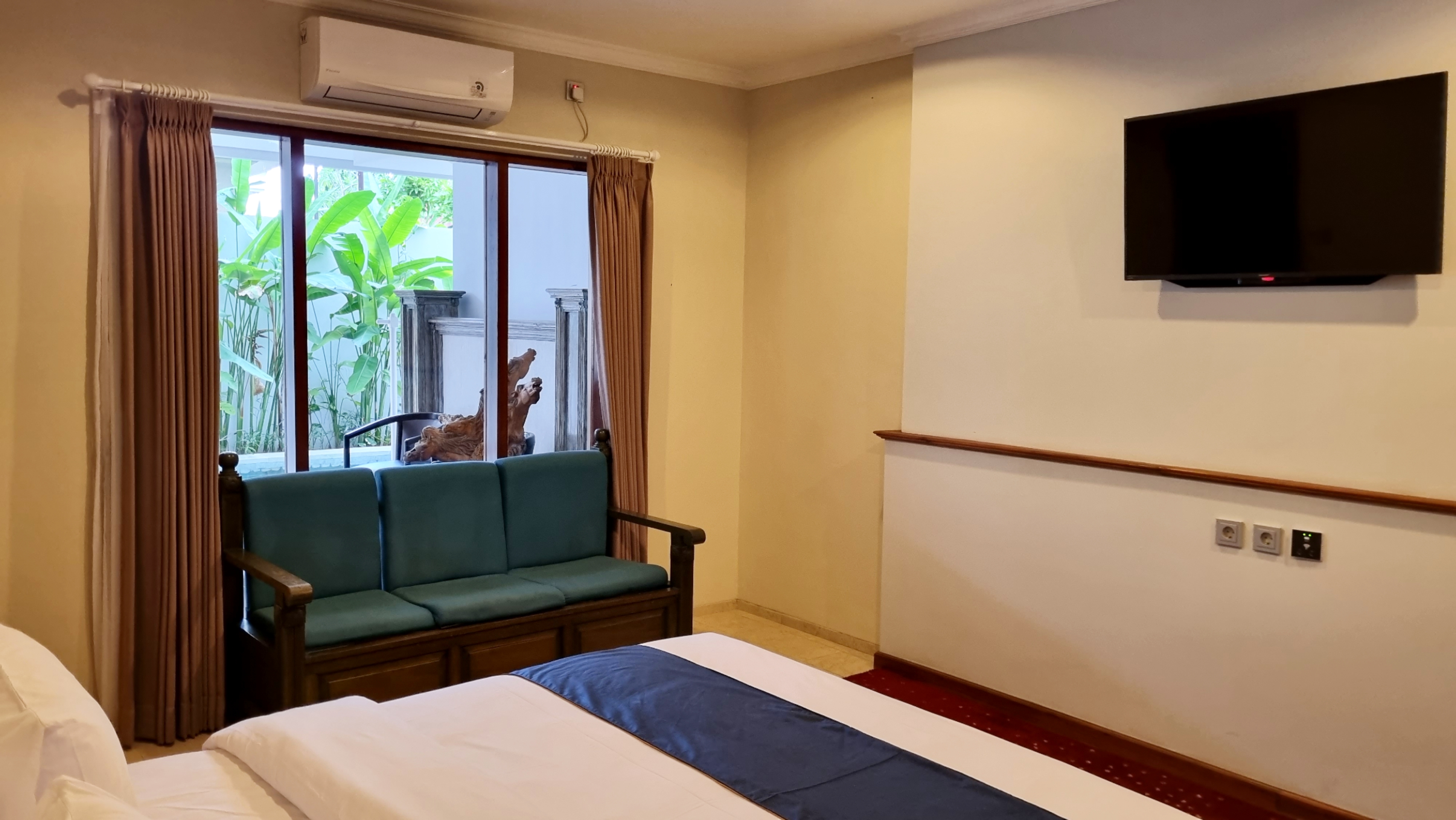 Junior Suite Pool Access