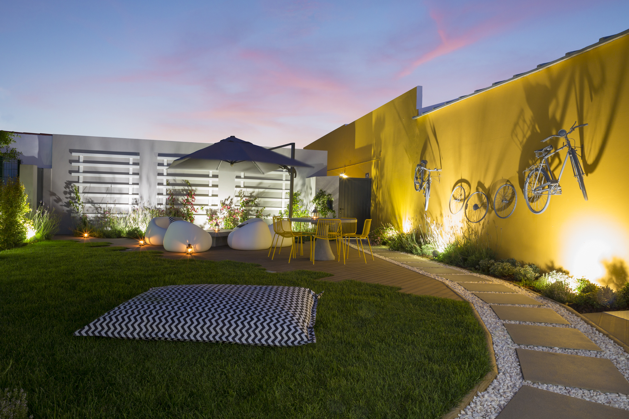 No Alcatruz Fitness Garden tem descanso garantido, nos cadeirões, nos puffs ou no relvado.