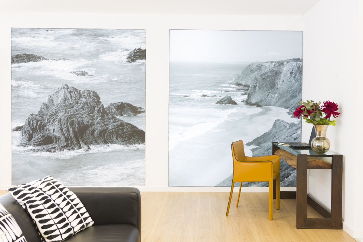 Living room with Vale dos Homens beach photos. Fotos de Vale dos Homens no nosso salão.