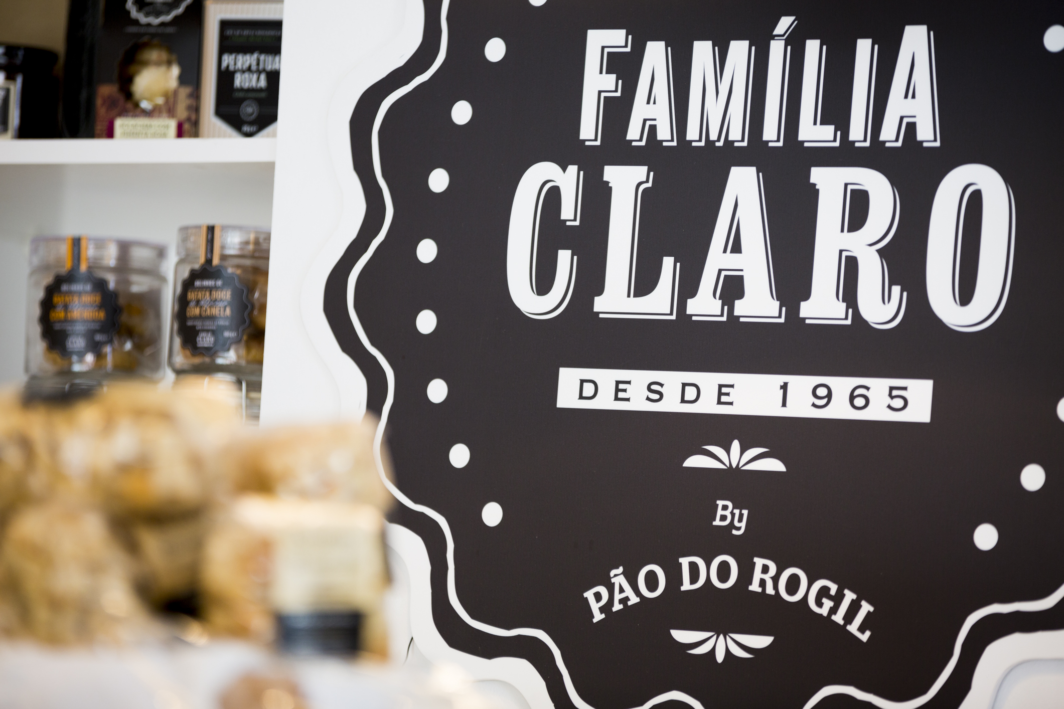 Loja-museu Pão do Rogil para compras de pão e bolos cozidos em forno de lenha.