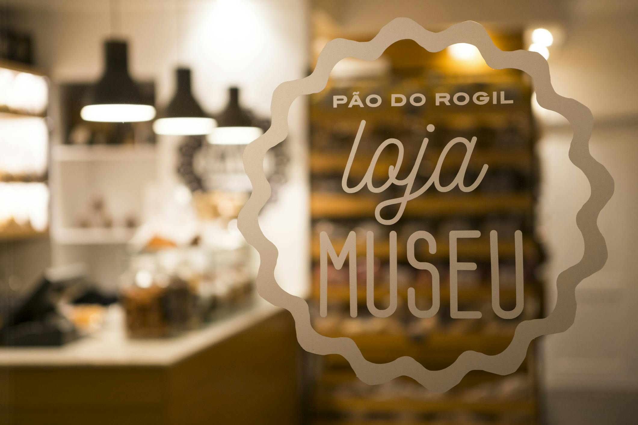 Loja-museu Pão do Rogil para compras de pão e bolos cozidos em forno de lenha.