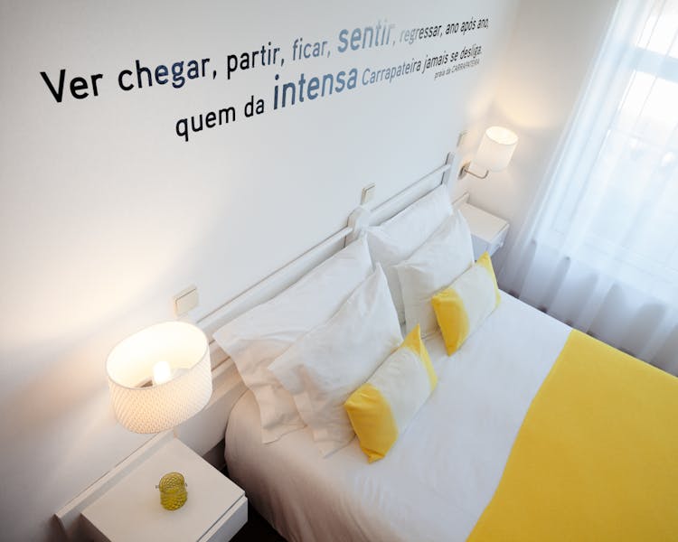 Os quartos Hotel Alcatruz têm uma decoração inspirada na Costa Vicentina