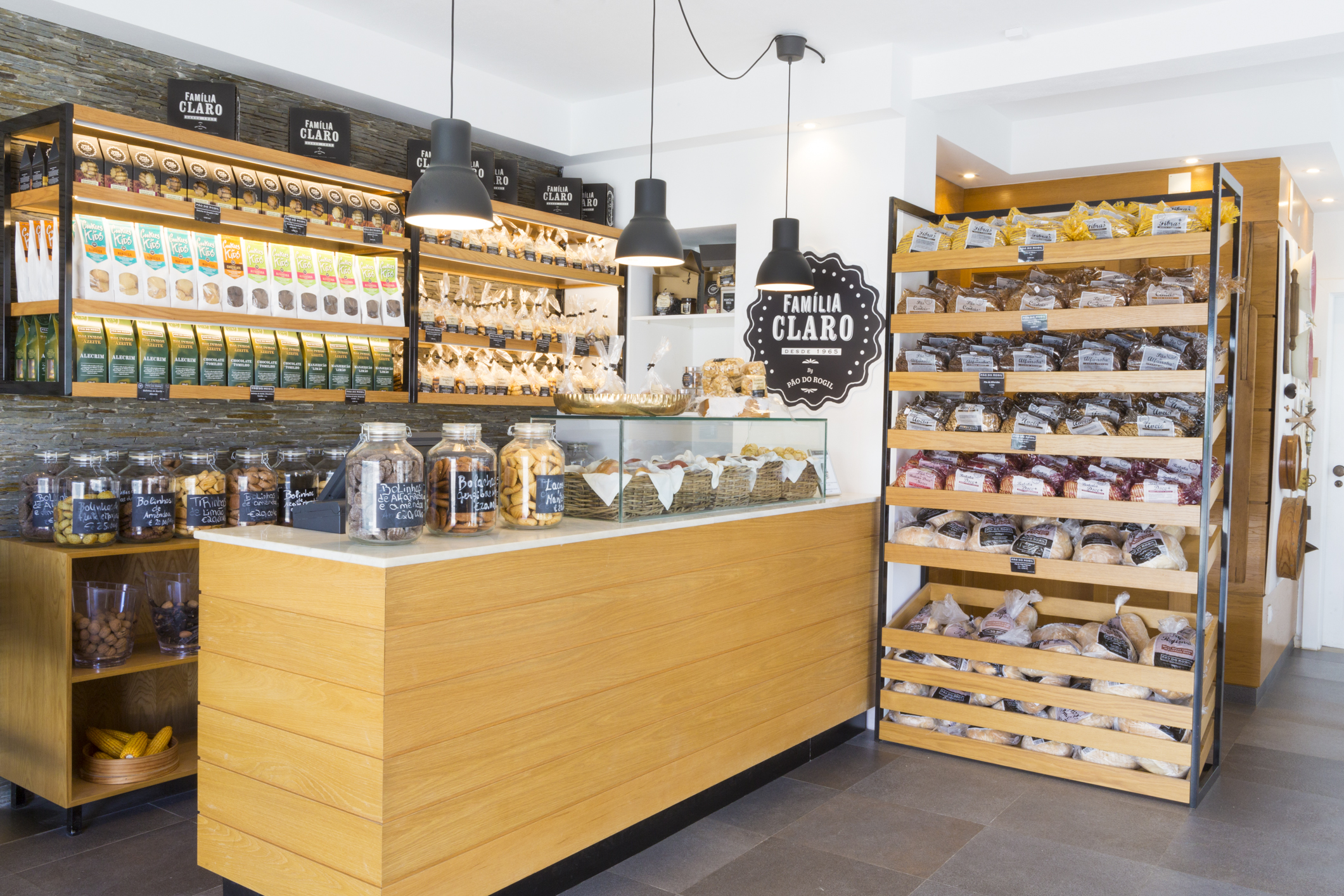 Loja-museu Pão do Rogil para compras de pão e bolos cozidos em forno de lenha.