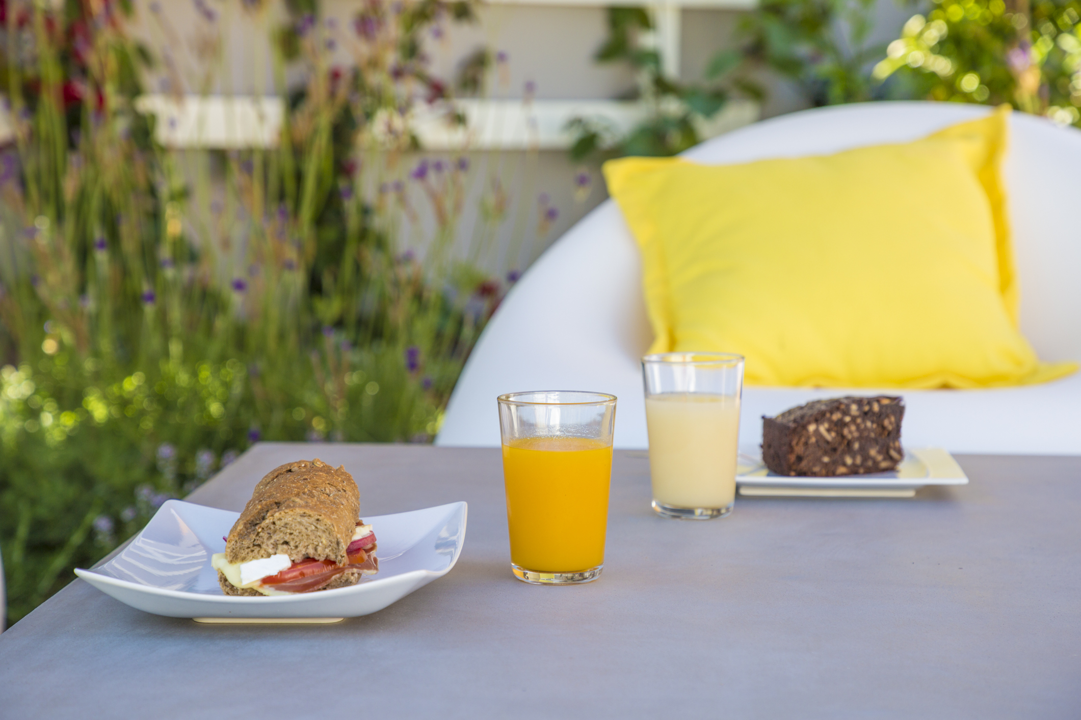Lanche numa das nossas sombras no jardim do Hotel Alcatruz.
