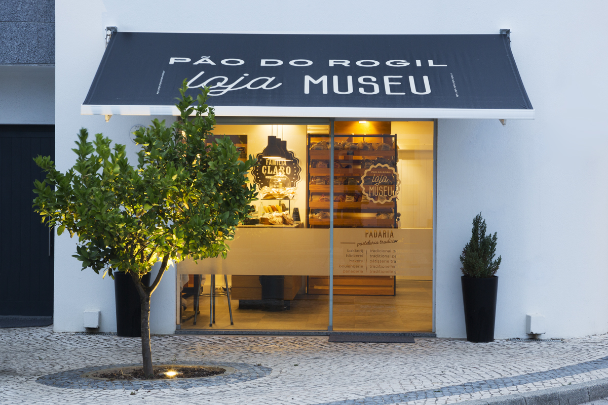 Loja-museu Pão do Rogil para compras de pão e bolos cozidos em forno de lenha.