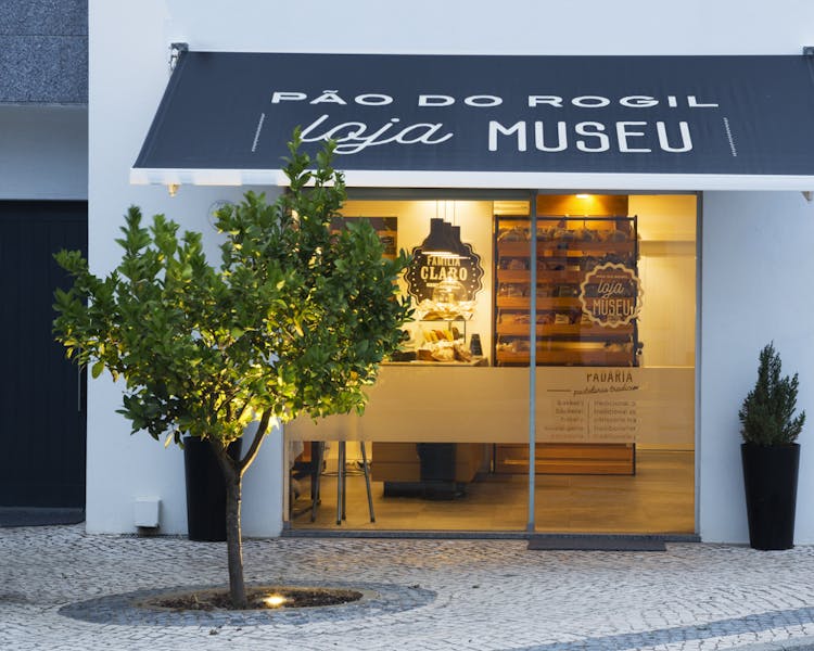 Loja-museu Pão do Rogil para compras de pão e bolos cozidos em forno de lenha.