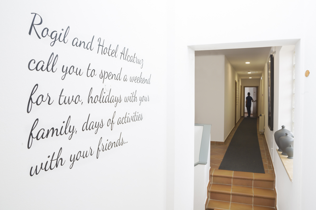 Details. Pormenores de decoração no Hotel Alcatruz na Costa Vicentina. Frases sobre as praias da região