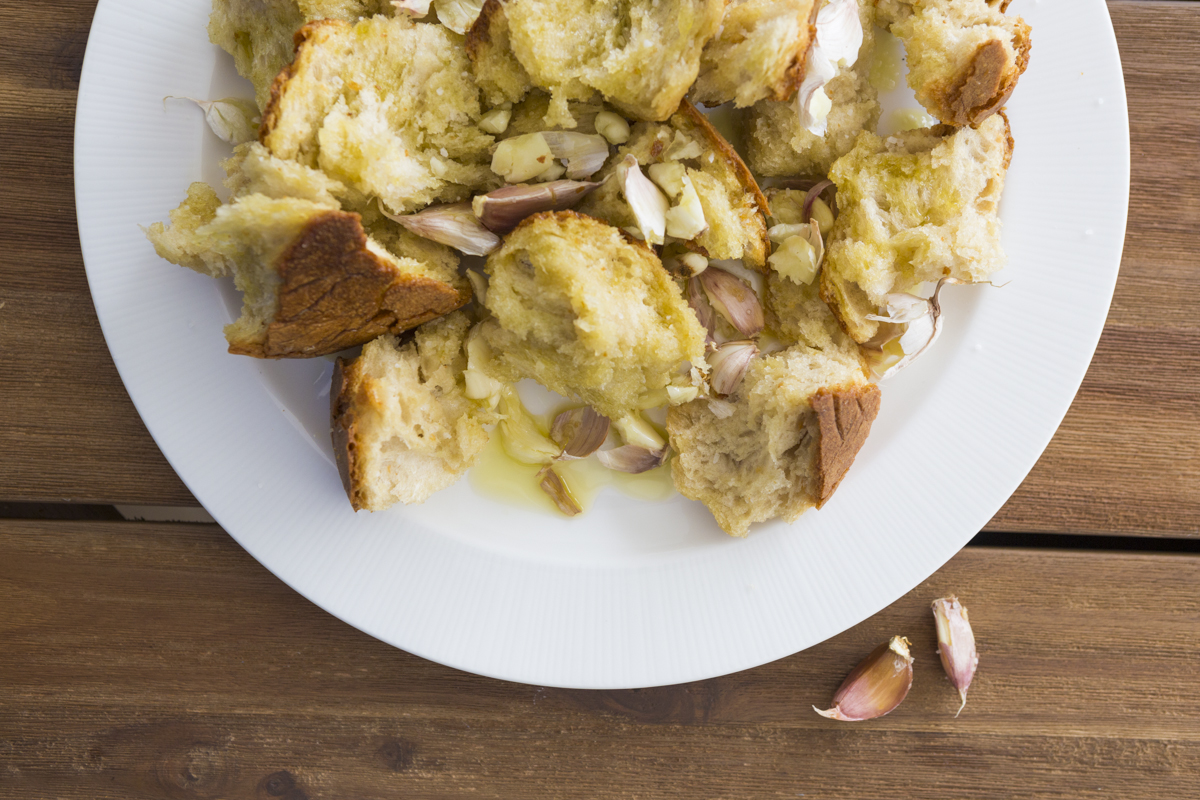 Tiborna tradicional com pão regional cozido em forno de lenha Pão do Rogil