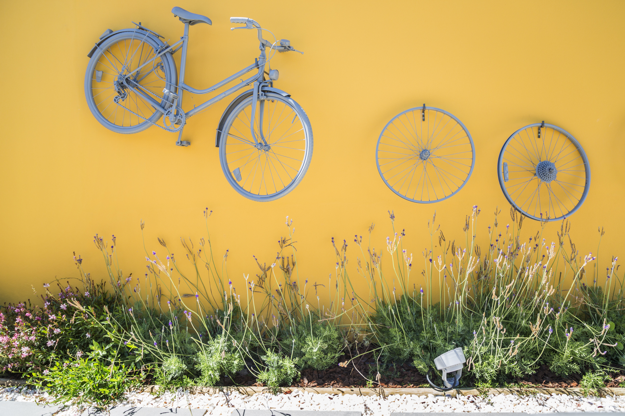O Hotel Alcatruz é um bike hotel e no nosso jardim tem um espaço para guardar as suas bicicletas