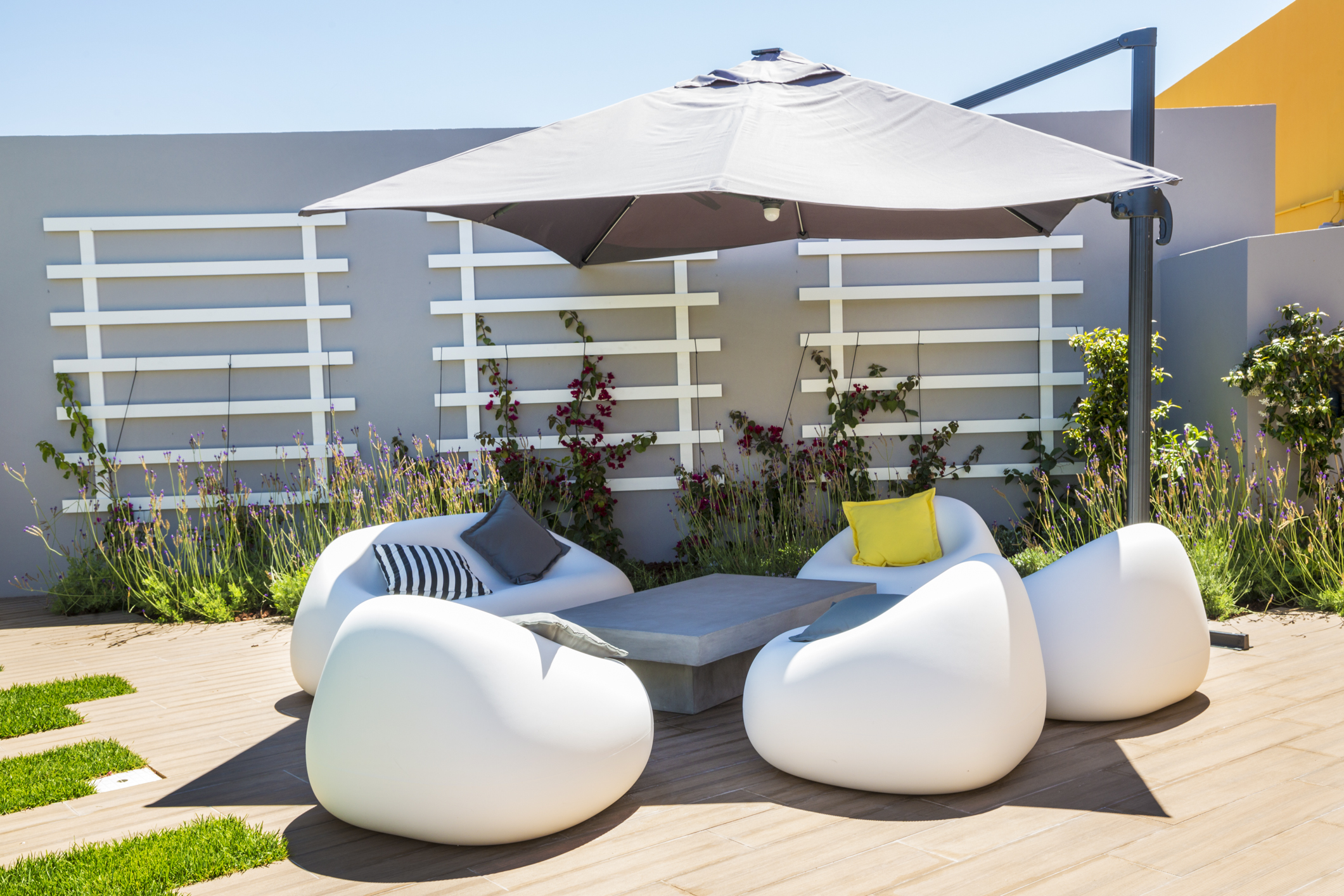 No Alcatruz Fitness Garden tem descanso garantido, nos cadeirões, nos puffs ou no relvado.