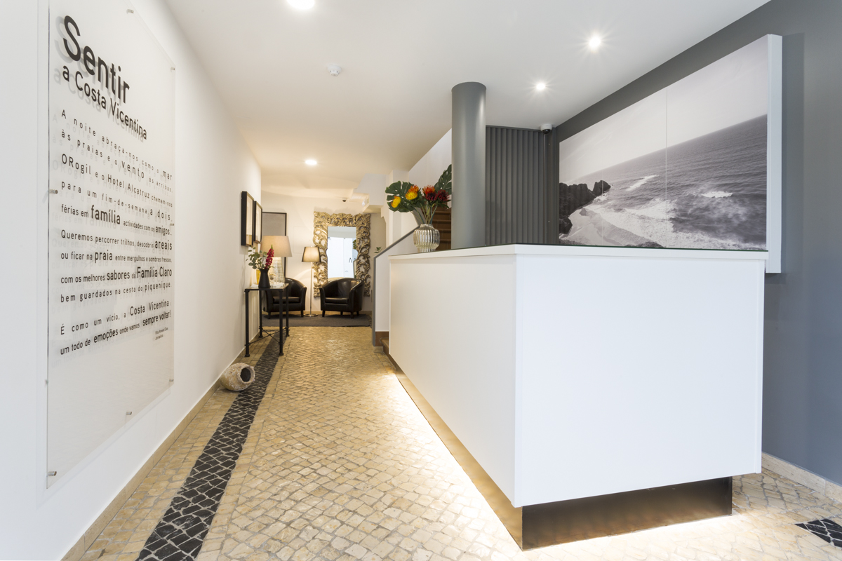 Our Front desk. A recepção do Hotel Alcatruz.