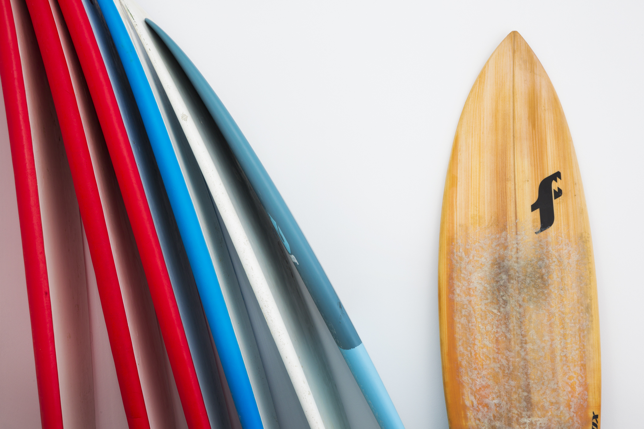 No nosso jardim tem um espaço fechado para guardar as suas pranchas de surf.