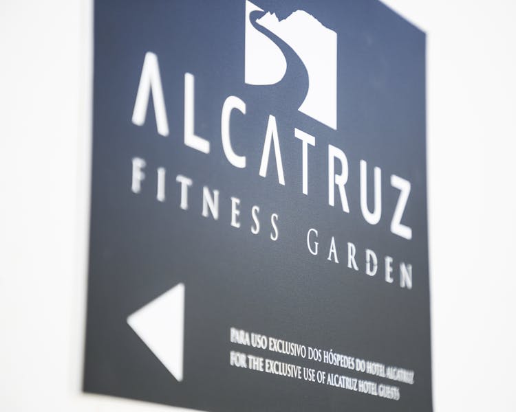 O jardim do Hotel Alcatruz oferece descanso nos cadeirões ou no relvado.