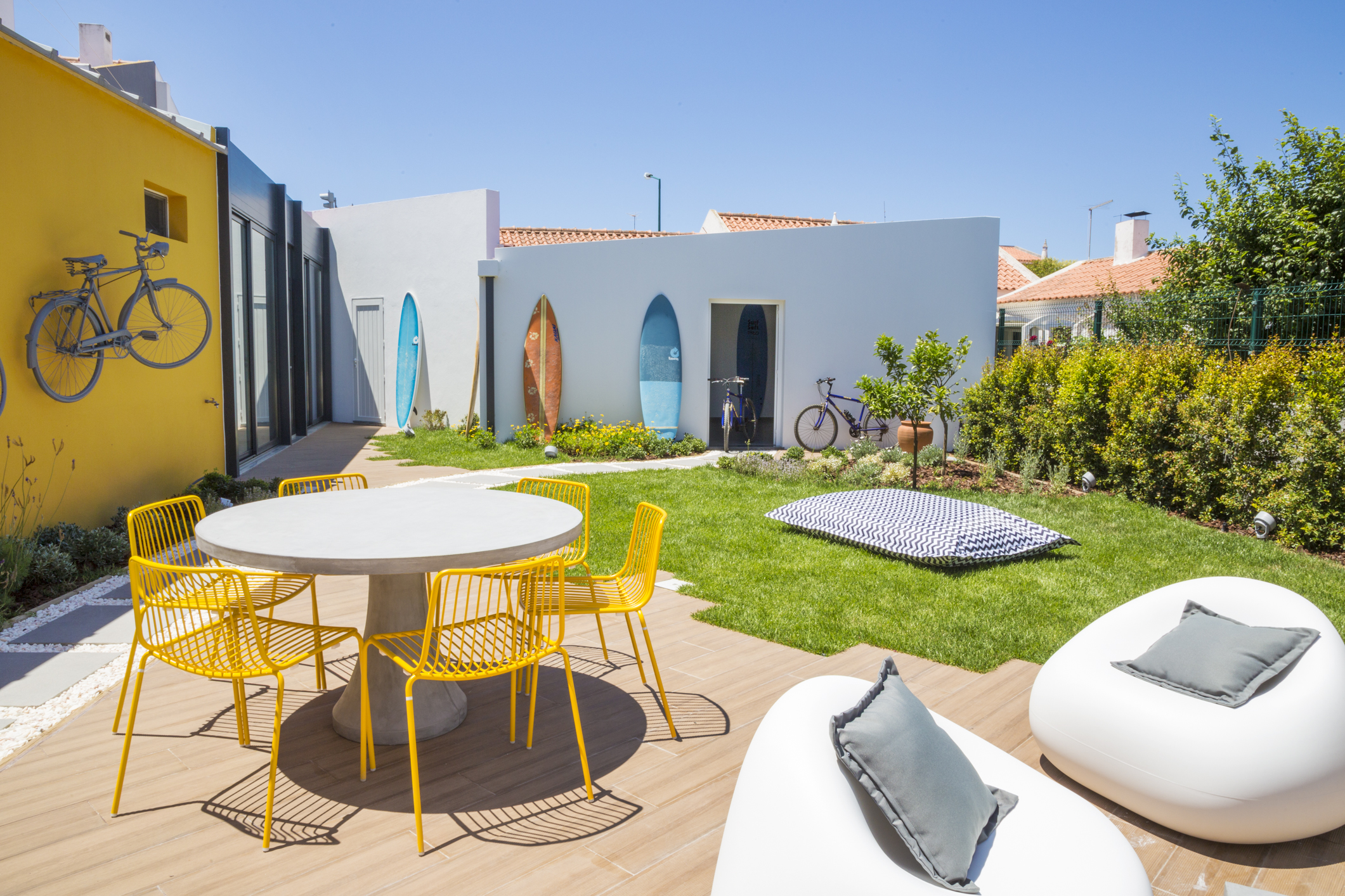 No jardim do Hotel Alcatruz pode tomar uma refeição leve.