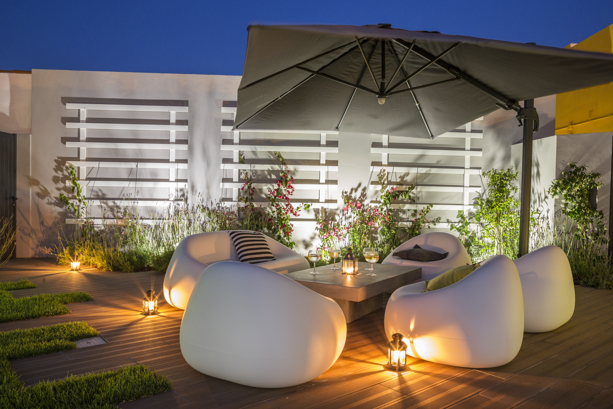 No Alcatruz Fitness Garden tem descanso garantido, nos cadeirões, nos puffs ou no relvado.