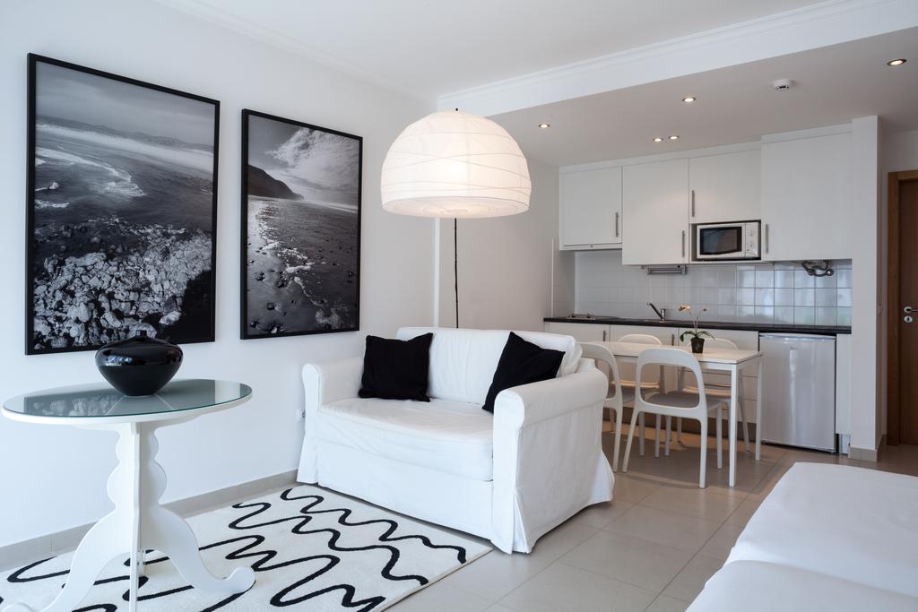 Nos estúdios Hotel Alcatruz tem um espaço de estar e um para cozinhar.