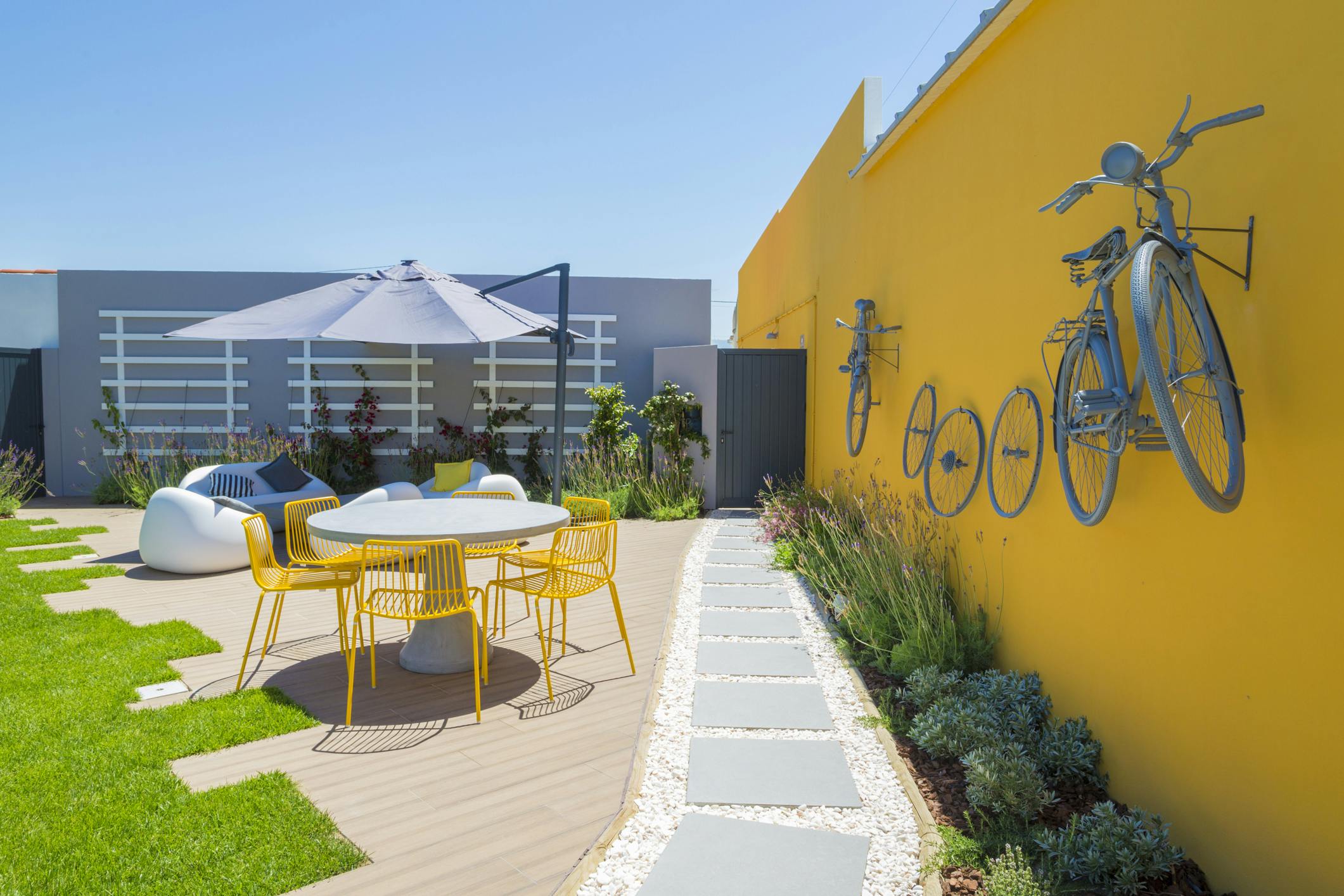 O Hotel Alcatruz é um bike hotel e no nosso jardim tem um espaço para guardar as suas bicicletas