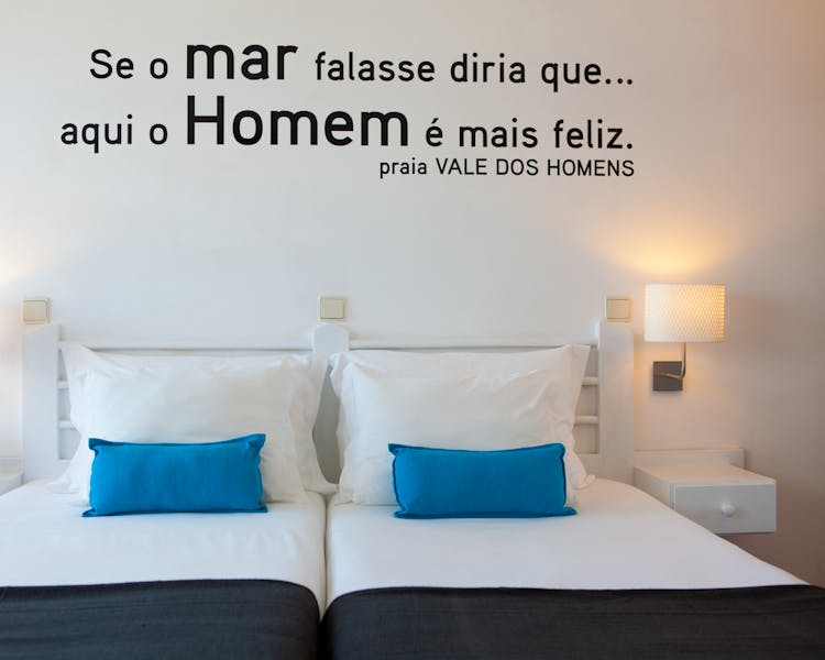Os quartos Hotel Alcatruz têm uma decoração inspirada na Costa Vicentina