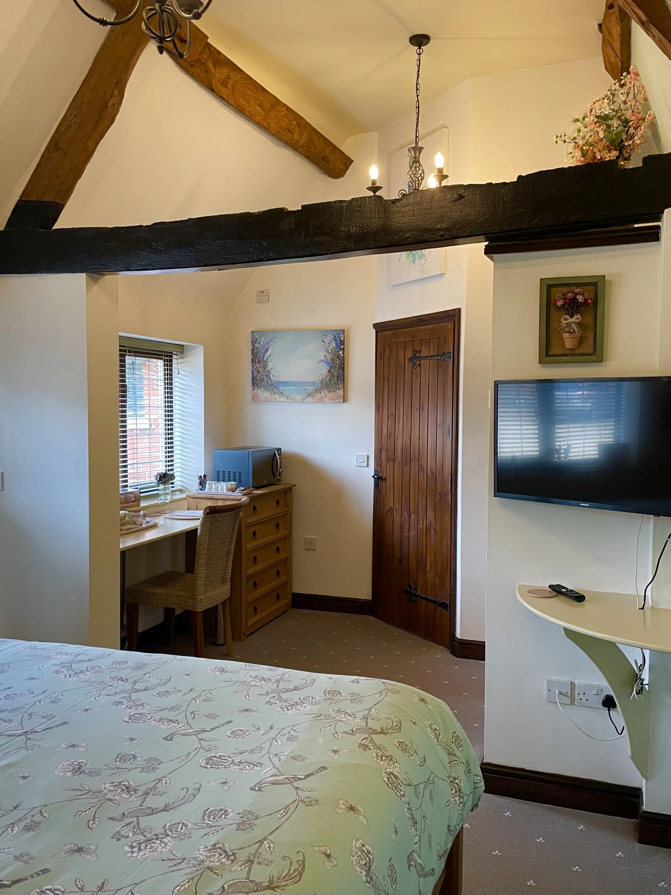 The Saddlery Kingsize bedroom with exposed beams
