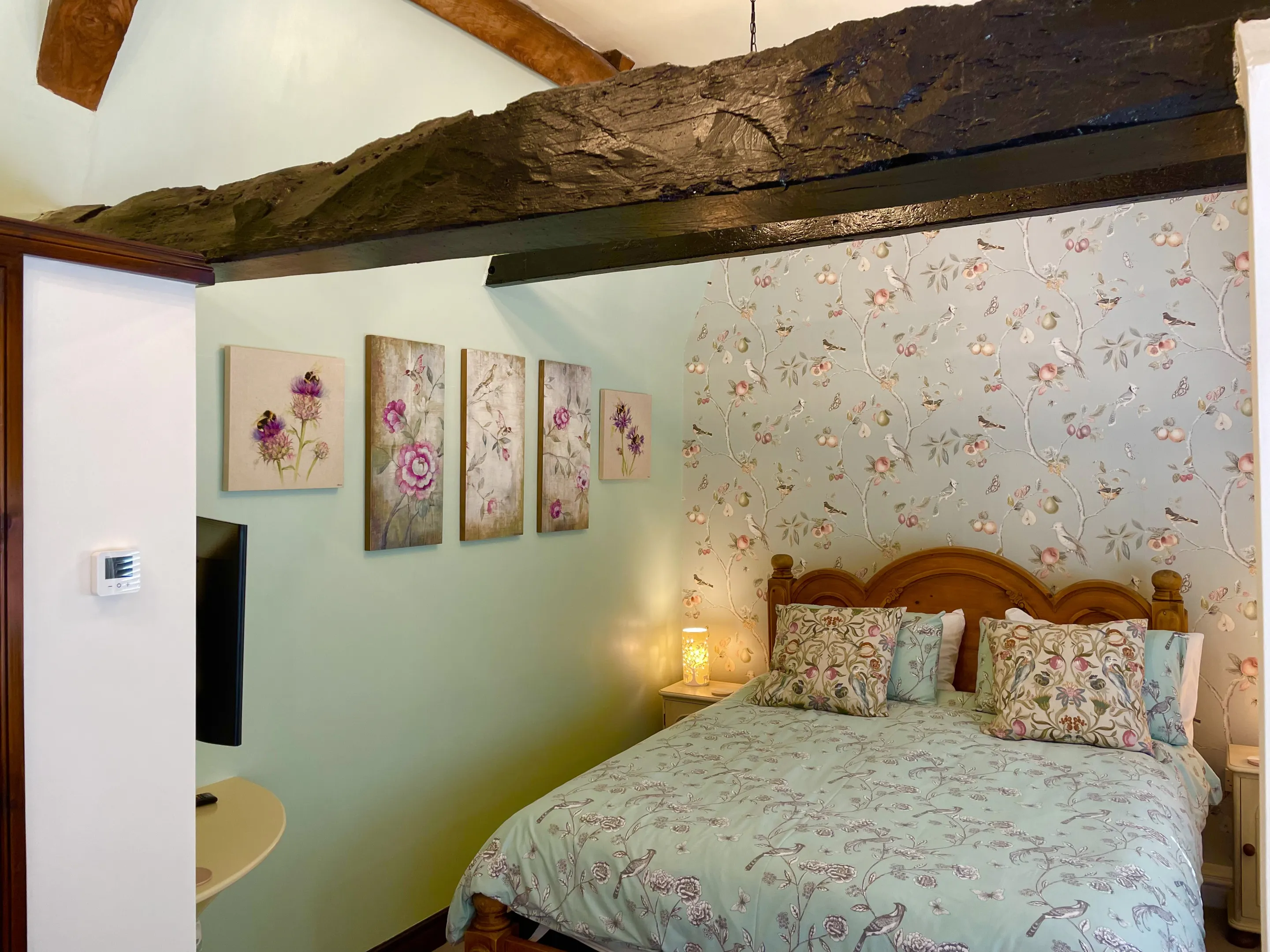 The saddlery Kingsize bed with exposed beam and feature wall