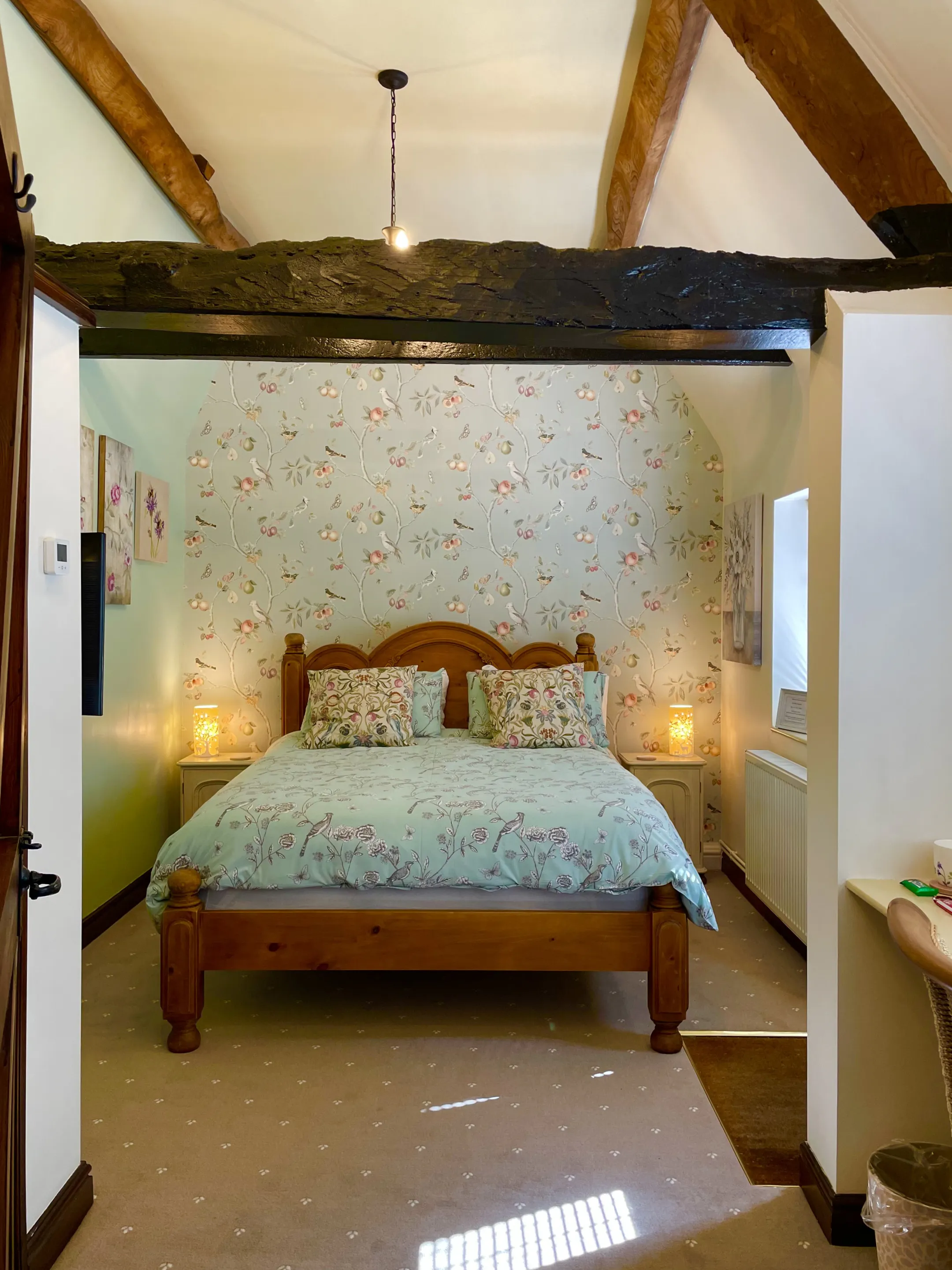 Kingsize Bed in the Saddlery guest room